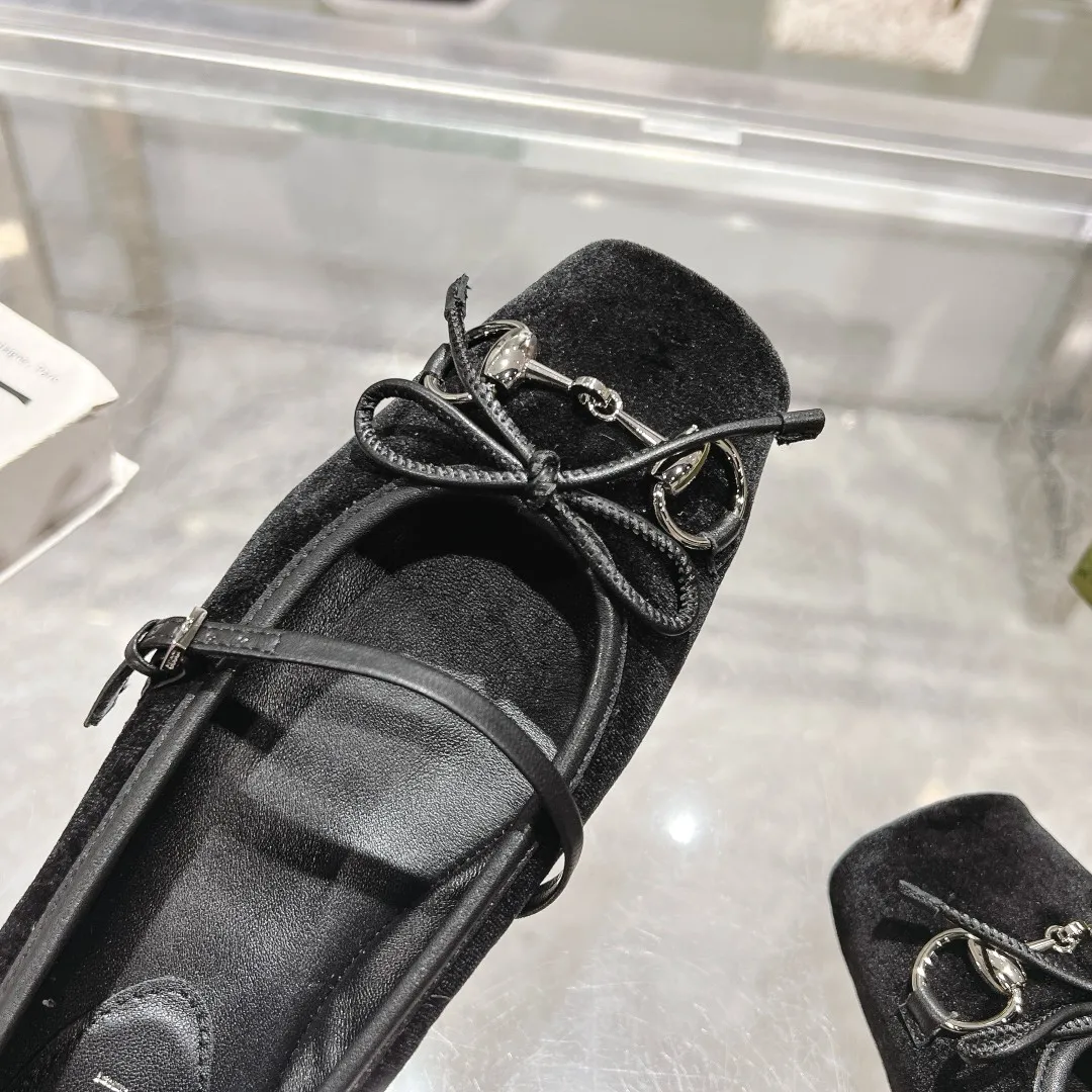 👟👟Ex-factory price 560👟👟 Gucci Horsebit series women's ballet flats. This iconic horsebit ballet flats features a square toe design and elegant bow details, paying tribute to the traditional ballet shoe style. This piece is crafted from Gucci ankh leather and embellished with a light gold-tone horsebit buckle. A 'sacchetto' construction with a soft, padded insole provides a great fit. ✅Size: 35-42 (customized for 40-42) ✅Sole material: Imported Italian genuine leather sole ✅Packaging: Brand new red box packaging